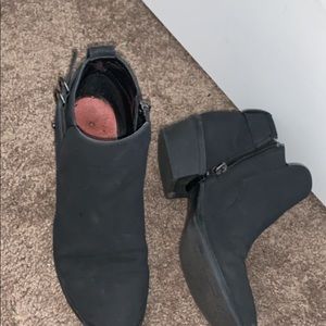 Trendy black ankle boots!